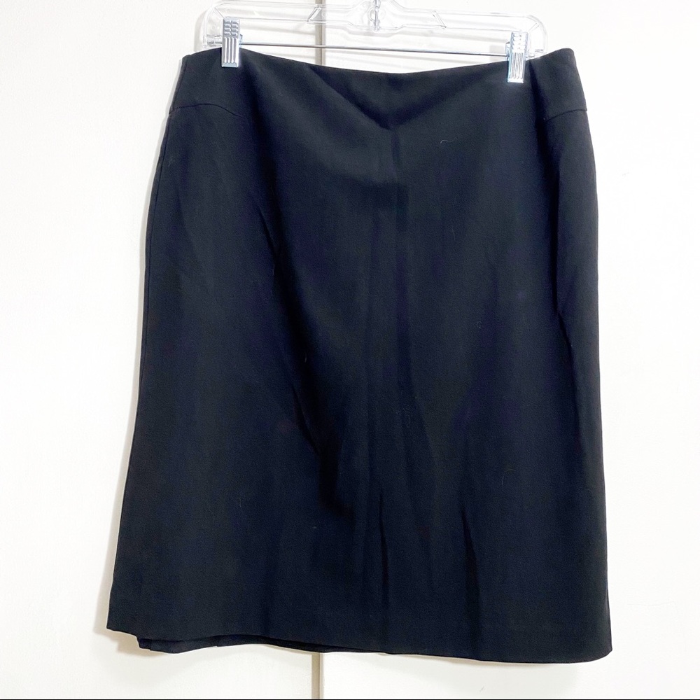 BANDOLINO pencil skirt back yoke and zip close fabric has stretch to it 12